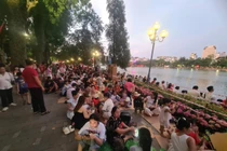 Hồ Gươm chật kín người chờ xem pháo hoa mừng Quốc khánh