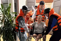 Di chuyển đồ đạc, tài sản của bà con đến nơi cao ráo. Ảnh: CAQT.