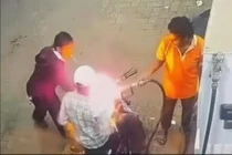 Người đàn ông thả tàn thuốc lá vào xe đang đổ xăng vì bị nhắc nhở