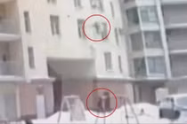 Người đàn ông cứu được cậu bé 7 tuổi ngã từ bệ cửa sổ tầng 7