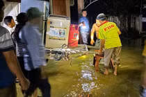  Người dân vùng hạ du Nghệ An chạy lũ trong đêm