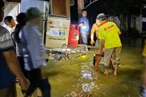  Người dân vùng hạ du Nghệ An chạy lũ trong đêm
