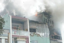 Cháy nhà 4 tầng trong hẻm ở Đà Nẵng, lửa bùng lên cùng tiếng nổ lớn