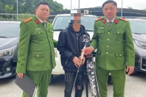 Xử lý nam thanh niên mang kiếm dạo chơi công viên Lãm Làng