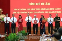 Trao Quyết định thành lập Cơ quan Ủy ban Trung ương MTTQ Việt Nam