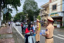 Cảnh sát giao thông kịp thời đưa thí sinh tới điểm thi