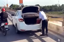 Đỗ xe trên cầu, vứt đồ xuống sông, tài xế khai gì?