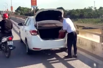 Đỗ xe trên cầu, vứt đồ xuống sông, tài xế khai gì?