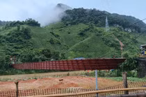 Cầu treo ở Điện Biên bị đứt cáp, ô tô chở 3 người rơi xuống sông 