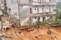 Sạt lở nghiêm trọng, Quảng Trị khẩn cấp di dời nhiều hộ dân