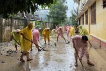 CSGT TP HCM lội bùn giúp dân khắc phục thiên tai ở Gia Lai