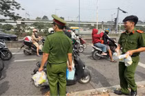 Công an TP HCM tặng quà nghĩa tình tiễn người dân về quê đón Tết