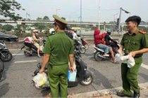 Công an TP HCM tặng quà nghĩa tình tiễn người dân về quê đón Tết