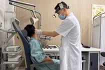 Ong vò vẽ chui sâu vào tai, người đàn ông đau buốt phải nhập viện cấp cứu
