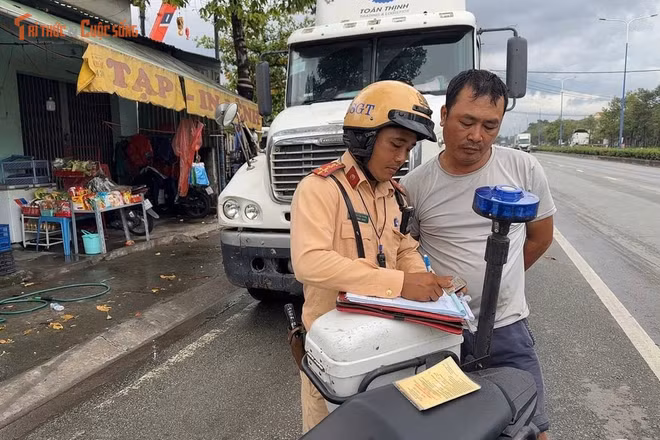 CSGT Rạch Chiếc xử lý hàng chục vi phạm dừng, đỗ xe trái phép