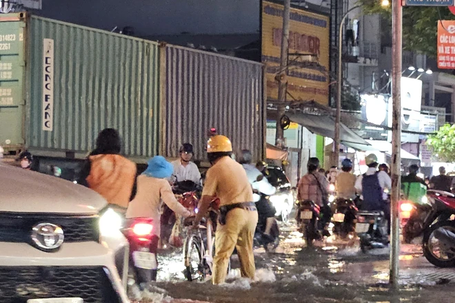 Triều cường lịch sử, người dân TP HCM về nhà trong 'biển nước'