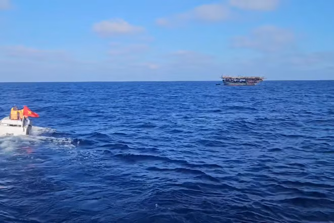 Kiểm ngư hỗ trợ tàu cá Quảng Ngãi gặp nạn ở Trường Sa