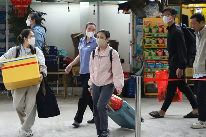 Sa lan đâm cầu Ghềnh, khách đi tàu phải trung chuyển để đi tiếp