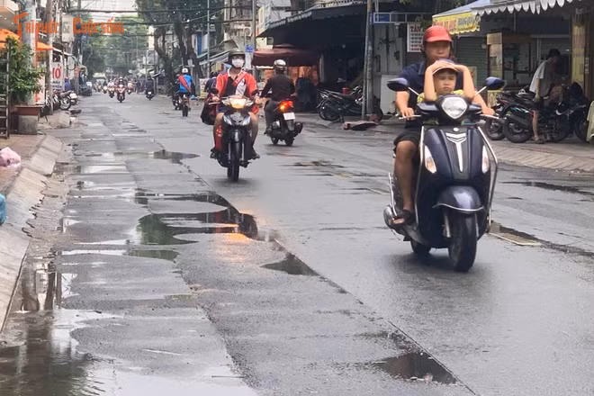 Mưa rào làm dịu nắng nóng oi ả ở TP HCM