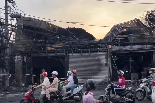 “Biển lửa” thiêu rụi cửa hàng nội thất ở TP HCM