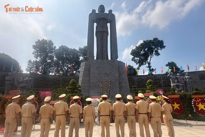 Lực lượng CSGT Rạch Chiếc tưởng niệm các anh hùng liệt sĩ