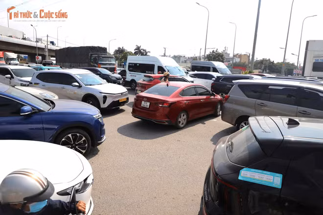Ùn tắc kéo dài ở cửa ngõ phía Đông TP HCM trong ngày lễ 30/4