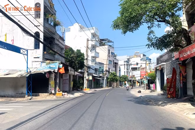 Nắng nóng gay gắt đầu kỳ nghỉ lễ 30/4 tại TP HCM