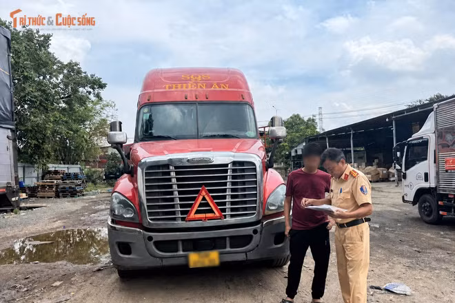 Lý do bất ngờ tài xế xe đầu kéo chạy ngược chiều trên QL1