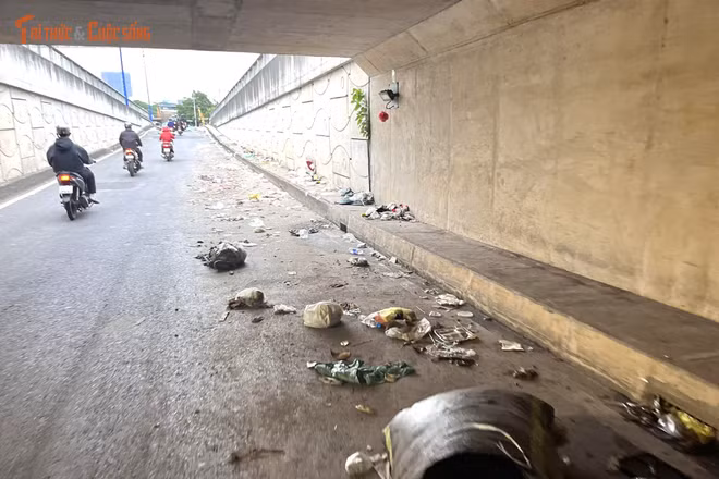 Rác thải bủa vây hầm chui trước bến xe miền Đông mới gây mất an toàn