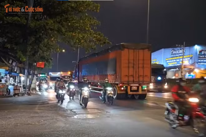 Container chạy ngược chiều trên quốc lộ gây nguy hiểm cho giao thông