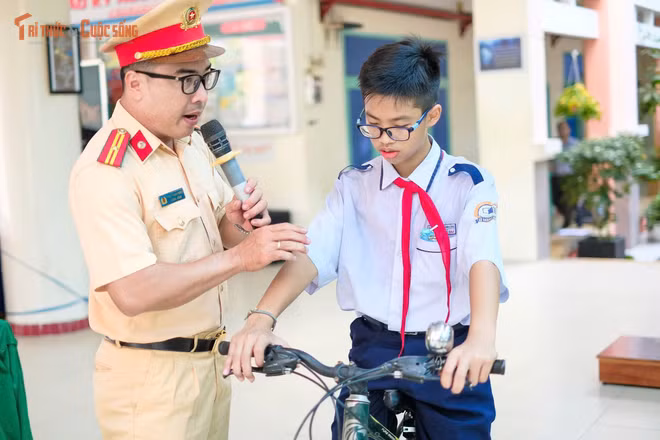 Học sinh TP HCM nhận bài học an toàn giao thông từ công an
