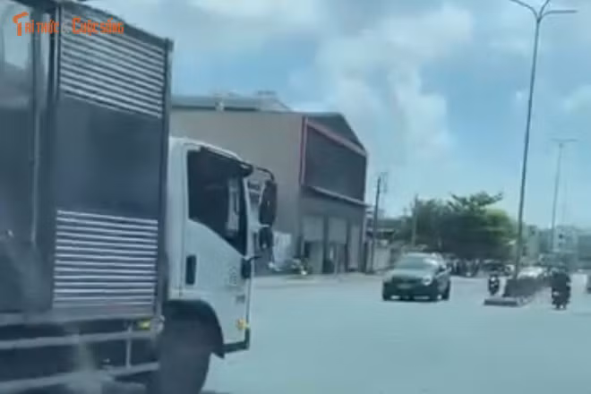 Xe tải chạy ngược chiều trên đường Liên Phường gây hoảng loạn giao thông