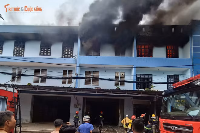 Kho điện máy bốc cháy dữ dội, công nhân lao vào cứu hàng hóa