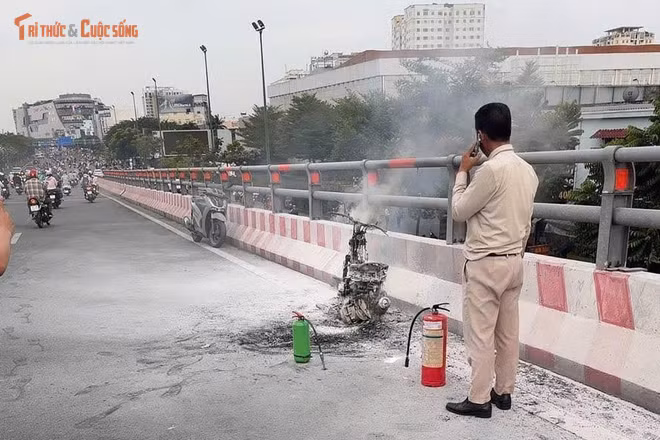 Xe máy bốc cháy dữ dội trên cầu Bình Lợi, giao thông tắc nghẽn nghiêm trọng