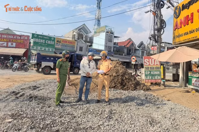 CSGT Rạch Chiếc ra quân xử lý vi phạm thi công gây cản trở giao thông