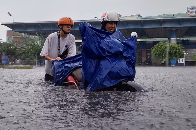 Dự báo thời tiết 7/10/2026: Huế - Đà Nẵng mưa lớn 'như trút nước'
