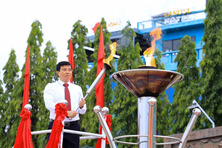 daknong1cdnvn-2026-03-04-bi-thu-tinh-uy-lam-dong-y-thanh-ha-nie-kdam-du-va-thap-lua-truyen-thong-trong-le-giao-nhan-quan-tai-da-teh.jpg