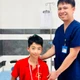 Bệnh nhi 13 tuổi gãy hai xương cẳng tay khi đá bóng, cảnh báo gãy xương ở trẻ