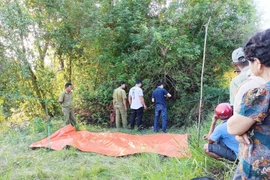 Người dân phát hiện thi thể người đàn ông cùng xe máy dưới mương