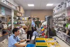 Khởi tố đối tượng bán gần 750 đôi dép giả nhãn CROCS