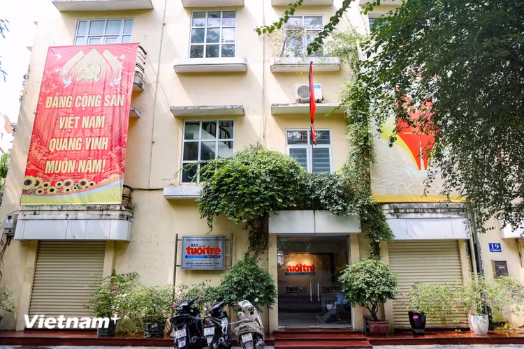 Ha Noi: Nhieu don vi treo co ru som tuong nho Tong Bi thu Nguyen Phu Trong-Hinh-6