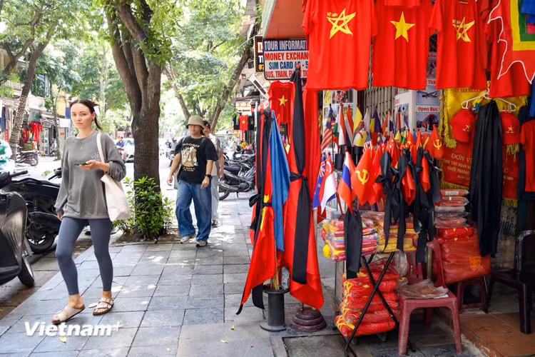 Ha Noi: Nhieu don vi treo co ru som tuong nho Tong Bi thu Nguyen Phu Trong-Hinh-10