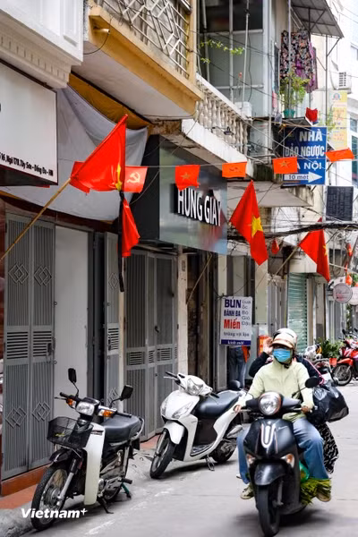 Ha Noi: Nhieu don vi treo co ru som tuong nho Tong Bi thu Nguyen Phu Trong-Hinh-9