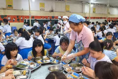 Bữa ăn học đường: Làm rõ trách nhiệm, chủ động phòng ngừa sự cố