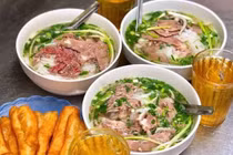 Bát phở tăng 5.000 đồng... chủ hàng vẫn "méo mặt" 