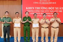 Khen thưởng hai CSGT hỗ trợ cấp cứu người đột quỵ