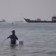 Một tàu bị tấn công khi đi qua eo biển Hormuz