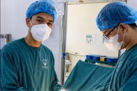 Bé trai 13 tuổi thoát nguy cơ mất tinh hoàn nhờ cấp cứu kịp thời