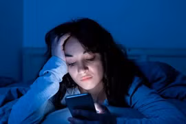 Ánh sáng xanh từ điện thoại đang phá hủy giấc ngủ của bạn