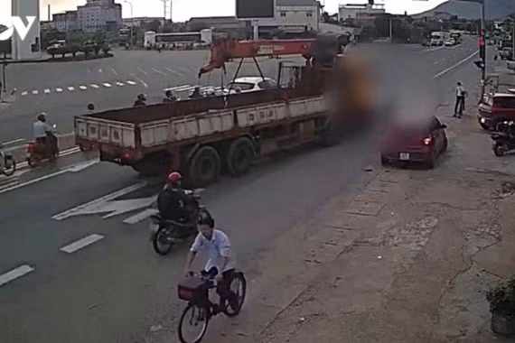 Xe tải cẩu lao vào 4 xe máy chờ đèn đỏ, 3 người bị thương